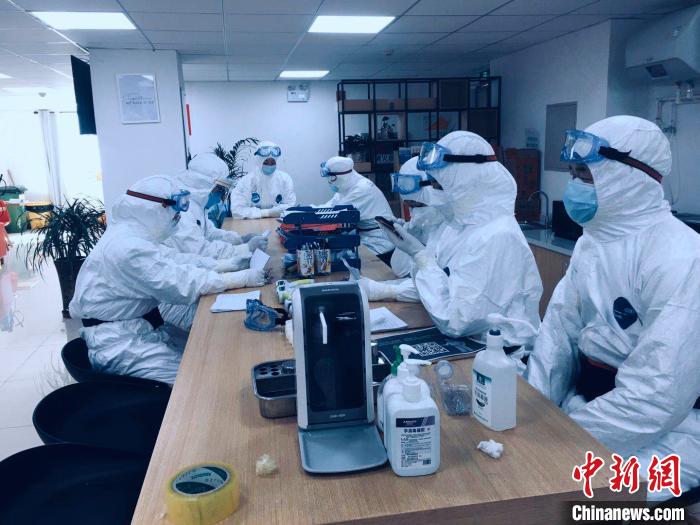 圖為醫療隊員休息間隙。青海省第五人民醫院 供圖