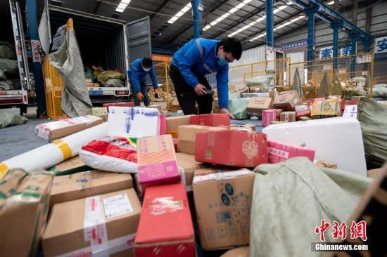 資料圖：2月20日，山西省太原市，在中通快遞山西轉(zhuǎn)運(yùn)中心，員工戴著口罩分揀包裹。中新社記者 韋亮 攝