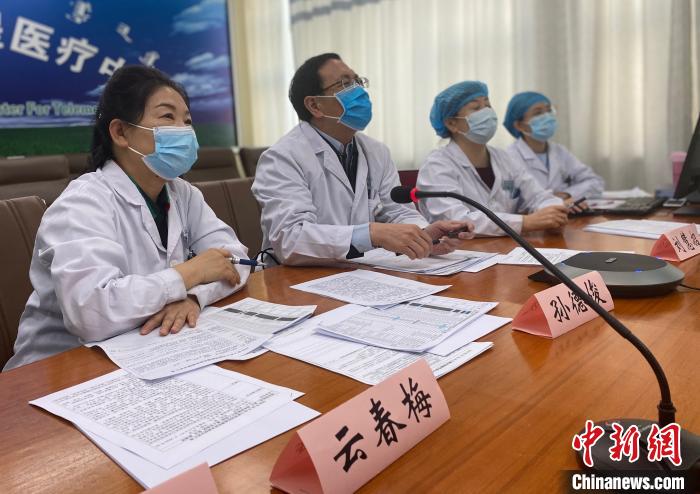 圖為新冠肺炎期間，每天早晨進行遠程“查房”的云春梅。　張瑋 攝