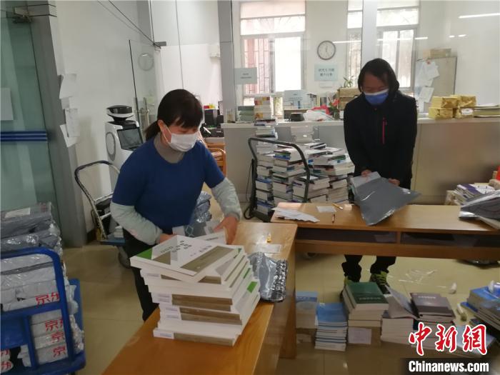 老師們正在打包教材。中國科大供圖