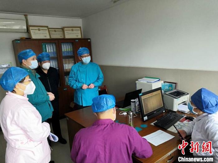 專家團隊現場討論患者情況。　李俊萍供圖 攝