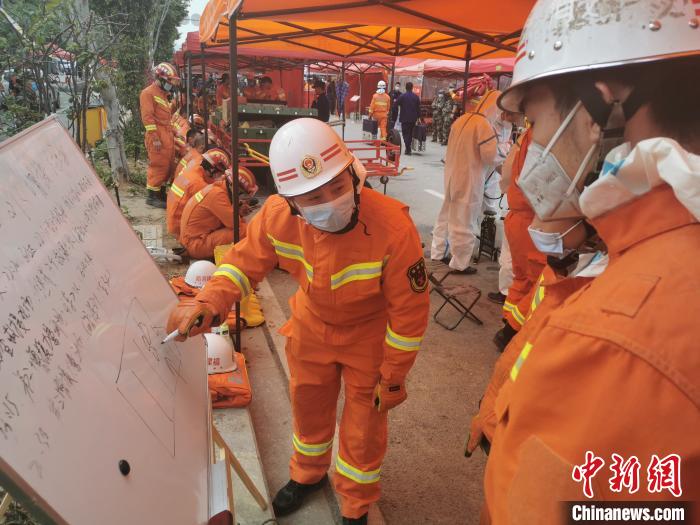 左一為莆田市消防救援支隊隊員關健。　李江源 攝