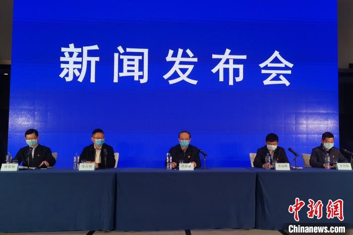 3月11日17時50時許，福建泉州召開新聞發布會通報欣佳酒店樓體坍塌事故的相關情況。　孫虹　攝