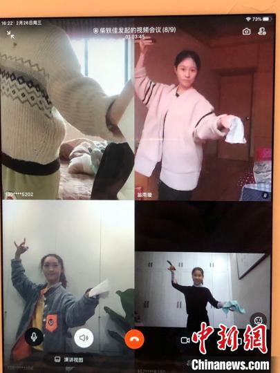 柴軼佳為學生開展直播授課。　柴軼佳提供 攝