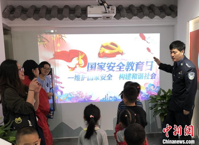 王益民正在給民眾進行國家安全教育。(資料圖) 上城區公安分局 供圖 攝