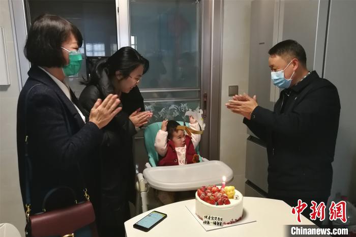3月12日是饒運(yùn)帷女兒一周歲生日，贛南醫(yī)學(xué)院第一附屬醫(yī)院黨委副書記李良東一行帶著蛋糕來(lái)到饒運(yùn)帷家里，為其女兒慶祝生日。贛南醫(yī)學(xué)院第一附屬醫(yī)院供圖